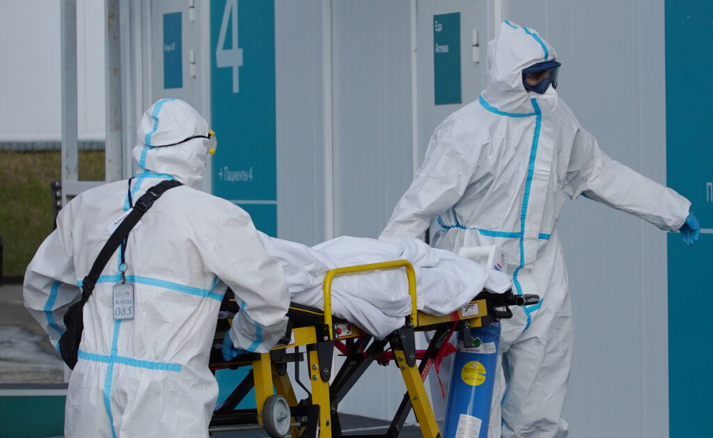 Medical specialists wearing protective gear transport a person on a stretcher outside a hospital for patients infected with the coronavirus disease (COVID-19) on the outskirts of Moscow, Russia July 2, 2021. REUTERS/Tatyana Makeyeva