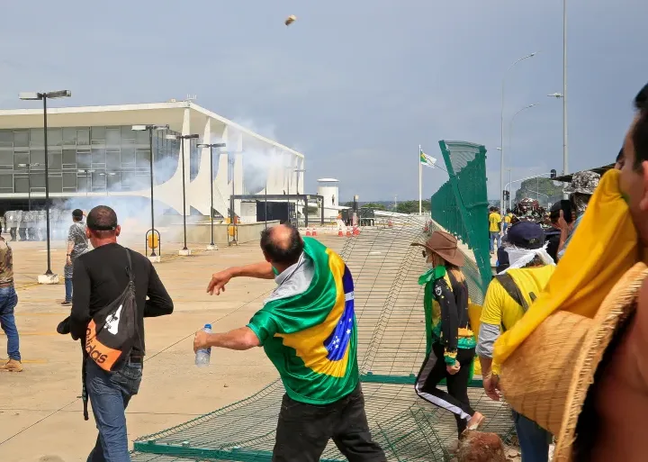 Protesters clash with the police in the presidential palace in Brasilia/AFP