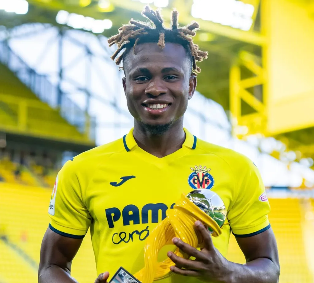 Chukwueze poses for a picture with his award/Instagram@laliga