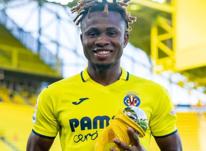 Chukwueze poses for a picture with his award/Instagram@laliga