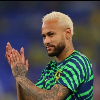 Neymar warms up for a national team game/Instagram @neymarjr