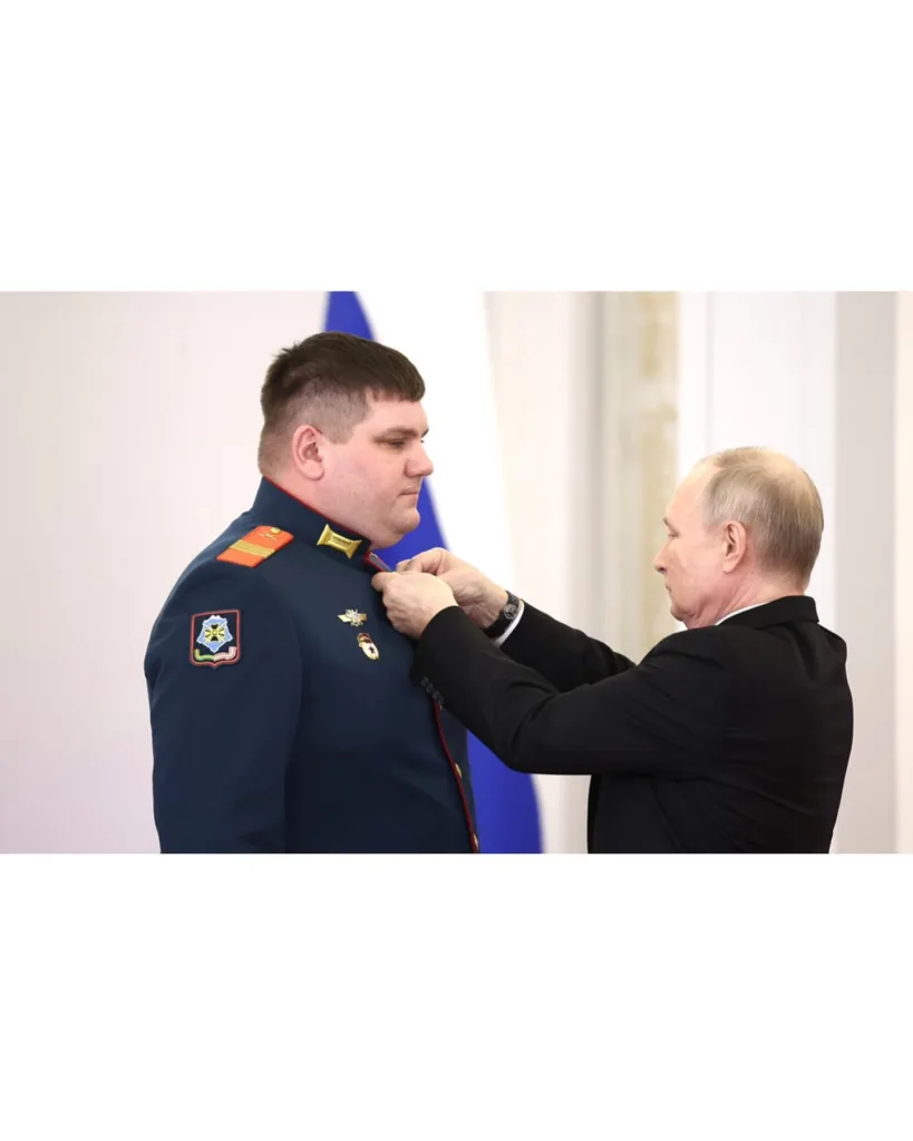 President Putin pins a medal on a Russian soldier/Instagram @russian_kremlin