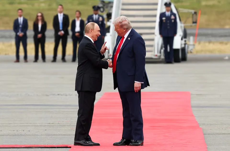 Trump welcomes Putin to Alaska/Reuters