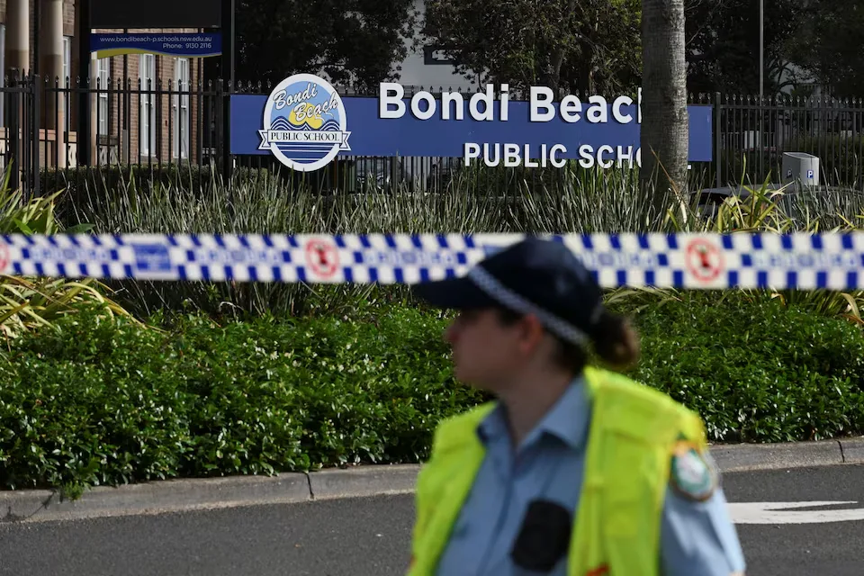 A police officer provides security after an assault on a Jewish holiday gathering at Bondi Beach in Sydney, Australia, December 15, 2025/REUTERS/Flavio Brancaleone
