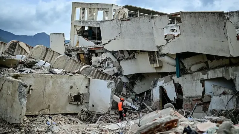 Picture of building destroyed by the earthquake/Getty Images