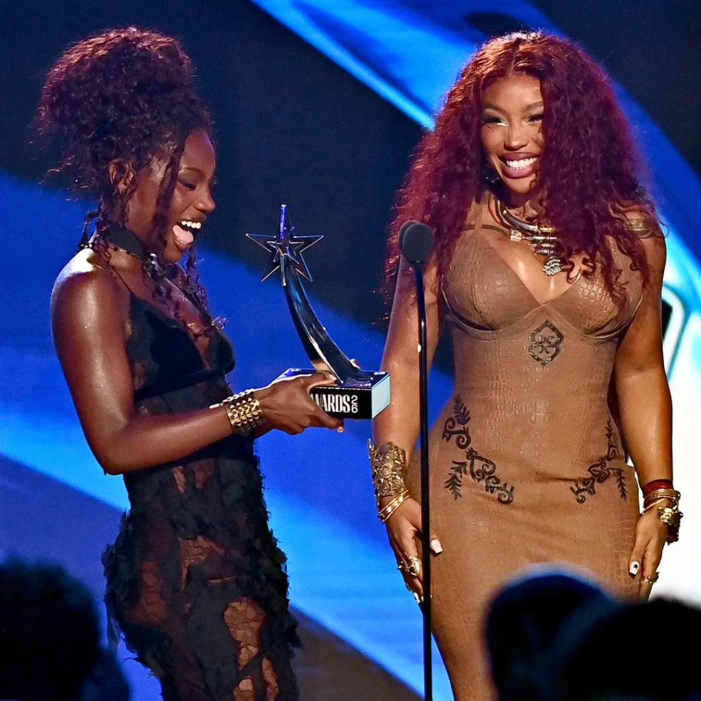 Doechii and SZA accept the BET Award for their collaboration song "girl, get up,"at the BET Awards 2026/Photo: Getty