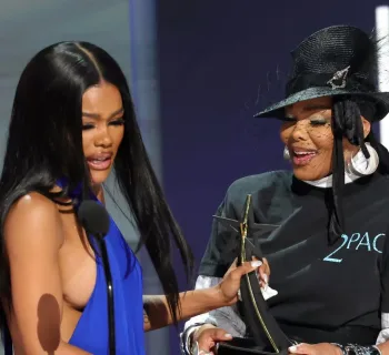 Janet Jackson honours Teyana Taylor with the Icon of the Year Award at the BET Awards 2026/Getty Images