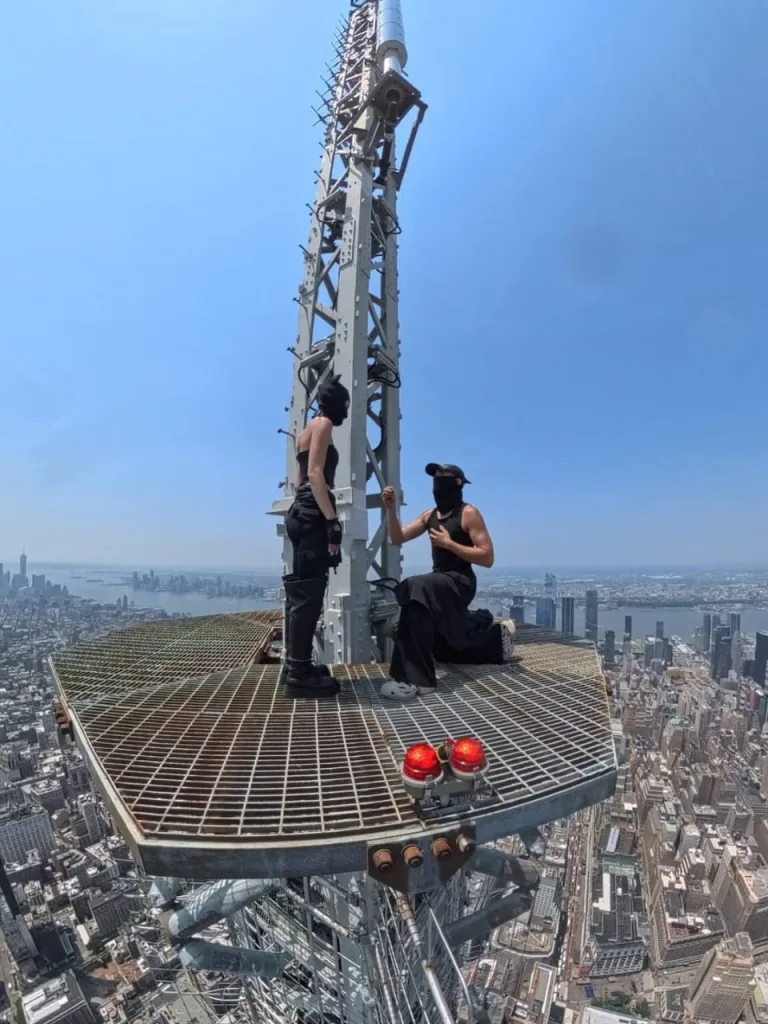 Ivan proposed atop the Empire State Building/Instagram @angela_nikolau