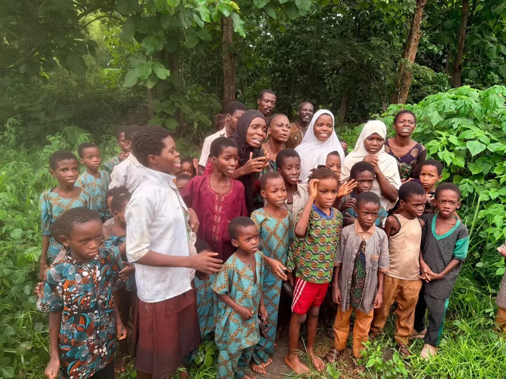 The school children and their teachers pose for a picture after their release/Lionscrib