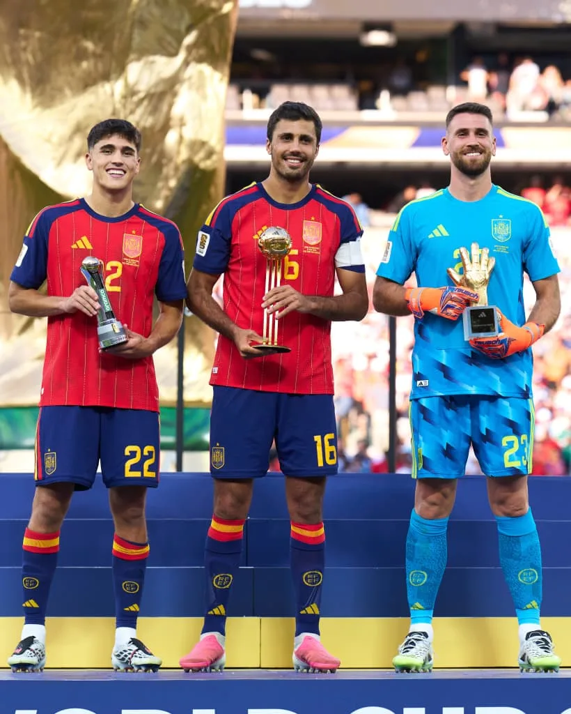 Pau Cubarsi, Rodri, and Unai Simon pose with their individual awards/Photo: Getty