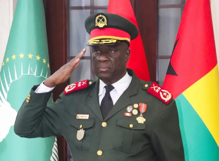 Major-General Horta Inta-a, Guinea-Bissau's new transitional president, offers a salute during the ceremony marking Major-General Tomas Djassi's swearing-in as the new Armed Forces chief of staff, held in Bissau on November 27, 2025. Photo: REUTERS/Delcyo Sanca