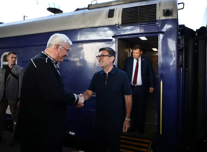Britain's Prime Minister Andy Burnham is welcomed by Ukraine's Foreign Affairs Minister Andrii Sybiha as he arrives by train in Kyiv on August 24, 2026, the day Ukraine marks the 35th anniversary of its independence. HENRY NICHOLLS/Pool via REUTERS