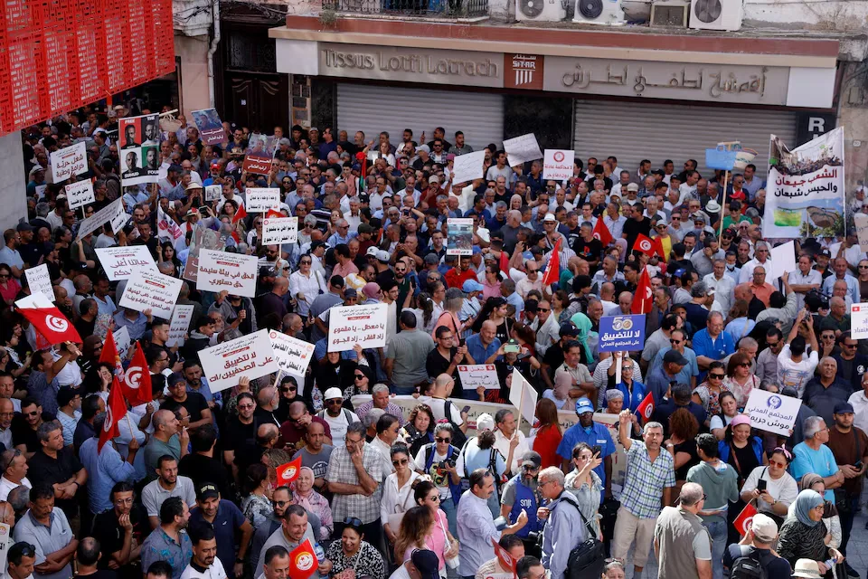 Crowds gathered in Tunis on October 17, 2026, for a demonstration organized by the Tunisian General Labour Union (UGTT). Protesters called for democracy to be restored and condemned growing curbs on freedoms, adding to the pressure on President Kais Saied as the country grapples with a worsening economic and political crisis. REUTERS/Zoubeir Souissi