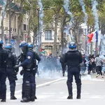 Protesters scatter as tear gas is fired during a demonstration in Lyon, France, on October 24, 2026. The rally, organized by the “Yellow Vests” movement and joined by French high school and university students, was held in defiance of a ban by local authorities and aimed at the rising cost of living and fuel prices. REUTERS/Lisi Niesner