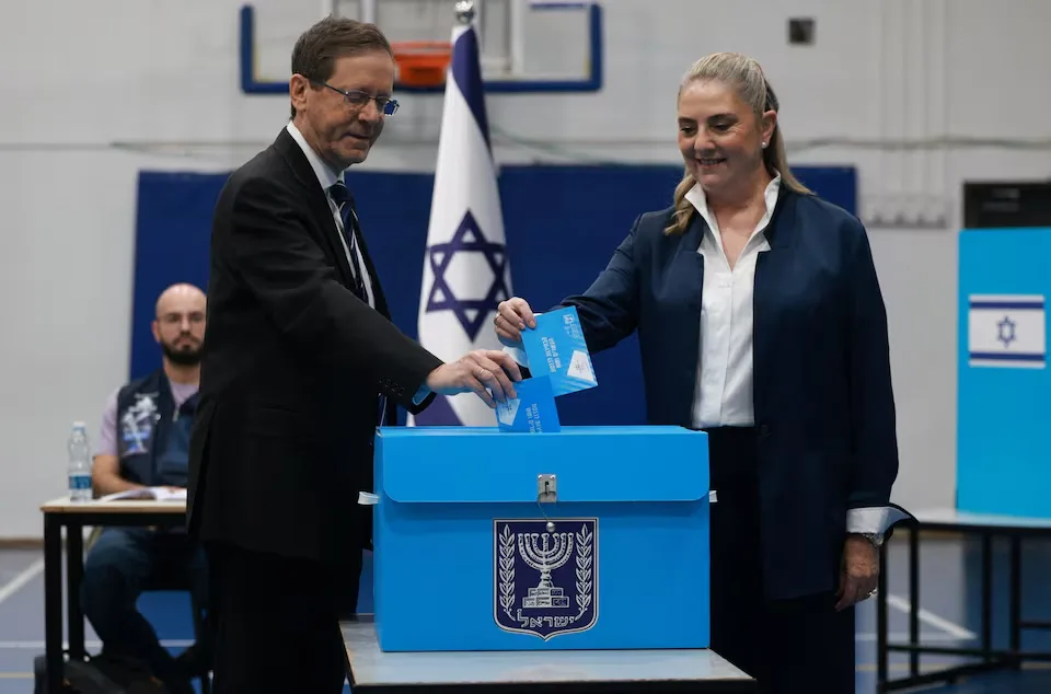Israeli President Isaac Herzog and his wife, Michal, cast their ballots at a polling station in Jerusalem on October 27, 2026, as Israelis voted in the national election. REUTERS/Ronen Zvulun