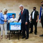 Netanyahu votes/Photo: AP