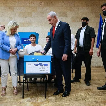 Netanyahu votes/Photo: AP