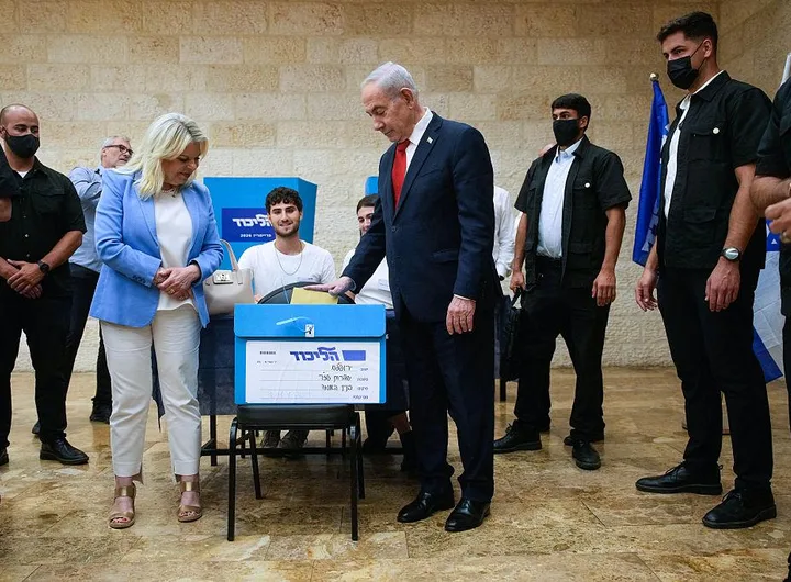 Netanyahu votes/Photo: AP